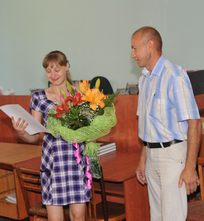 28-07-2012_0Евгению поздравляет с получением    долгожданного сертификата Н.В. Левченко5