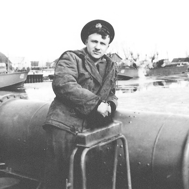 В.Ф. Гуркалов – в мичманской фуражке сфотографировался у торпедного аппарата. Таким он был в 1958-м.
