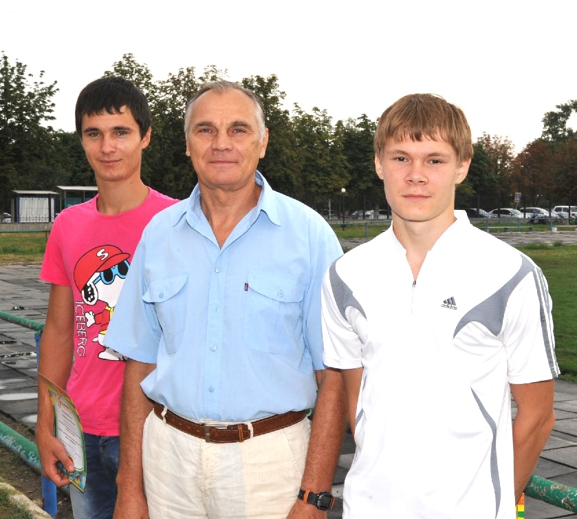  Слева направо: Роман Литвиненко,  тренер Александр Васильевич Черный, Никита Попов.