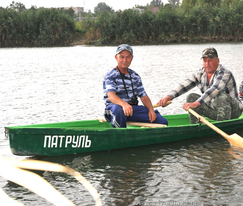 На охране реки Иван Дмитриевич САДОВИН (слева) и Николай Николаевич СУВОРА