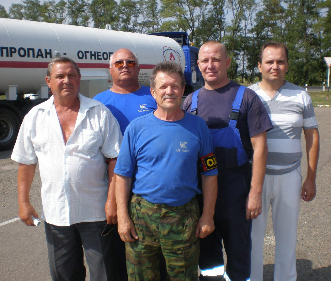 Слева направо: В.В. Фоменко, В.В. Турчин,  В.А. Сухарев, Н.А. Тюрин и С.Н. Белозор –  члены трудового коллектива базы