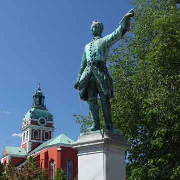 Стокгольме десятилетиями поддерживают в порядке памятник королю Карлу XII