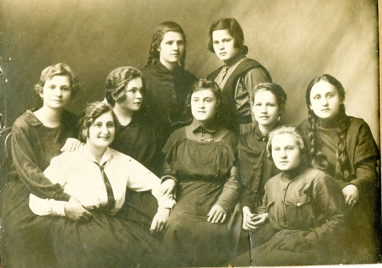 Анастасия Анисимовна РОВНАЯ (в замужестве Пушнова) со своими одноклассницами, примерно 1922 год. 