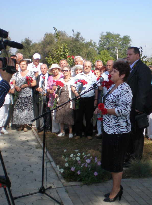 Директор СШ № 14 Т.А. Сахно приветствует участников митинга у памятника В.И. Муравленко.