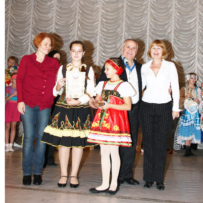 На снимке после финальной церемонии с членами жюри Галина Копрякова (крайняя справа), Катя Вирченко (вторая слева) и рядом с ней Яна Спичак