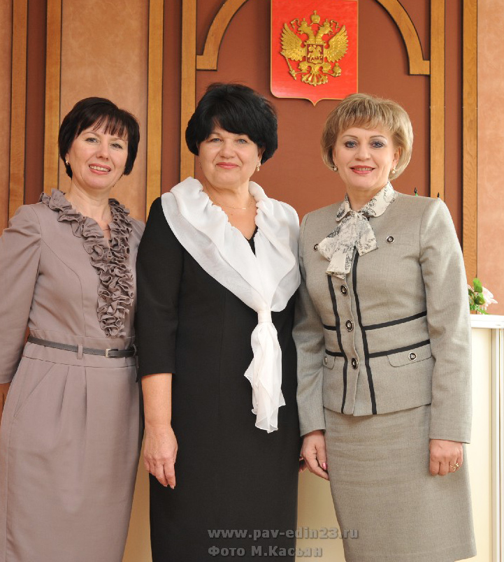  НА плечах этих женщин вся работа ЗАГСа. Слева направо: И.В. Старикова, Т.Е, Лысенко, И.Б. Пернакий.
