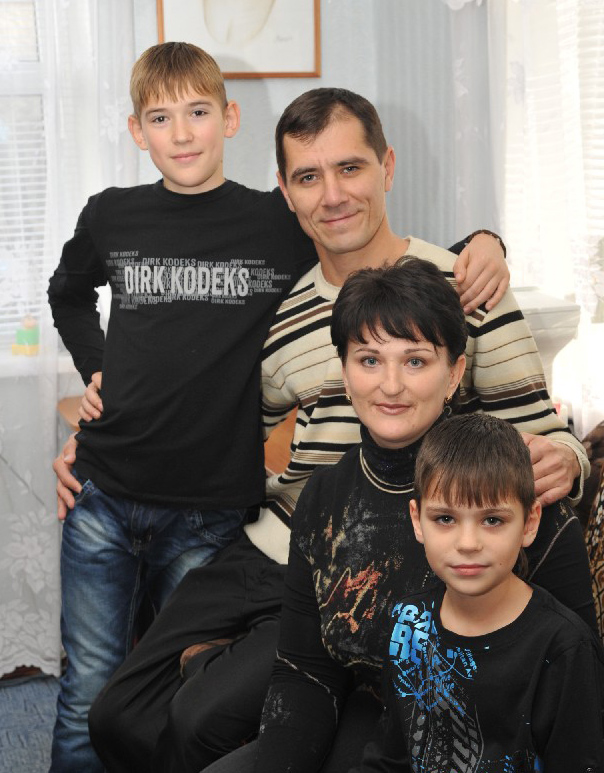 Семья Черенок: Владимир Викторович, Елена Геннадьевна, Даниил (стои) и Сергей