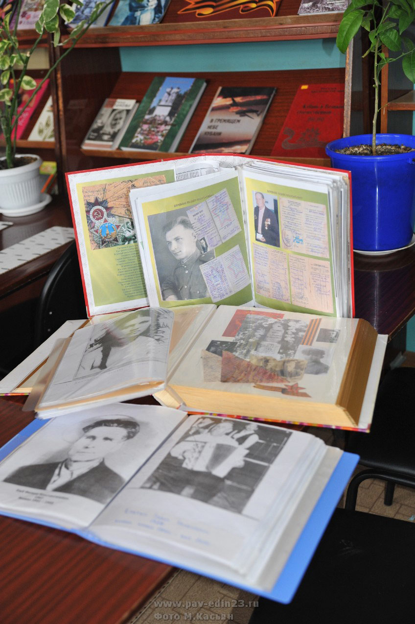 Фотоальбомы о защитниках Отечества – земляках бережно хранят в Новолеушковской сельской библиотеке.