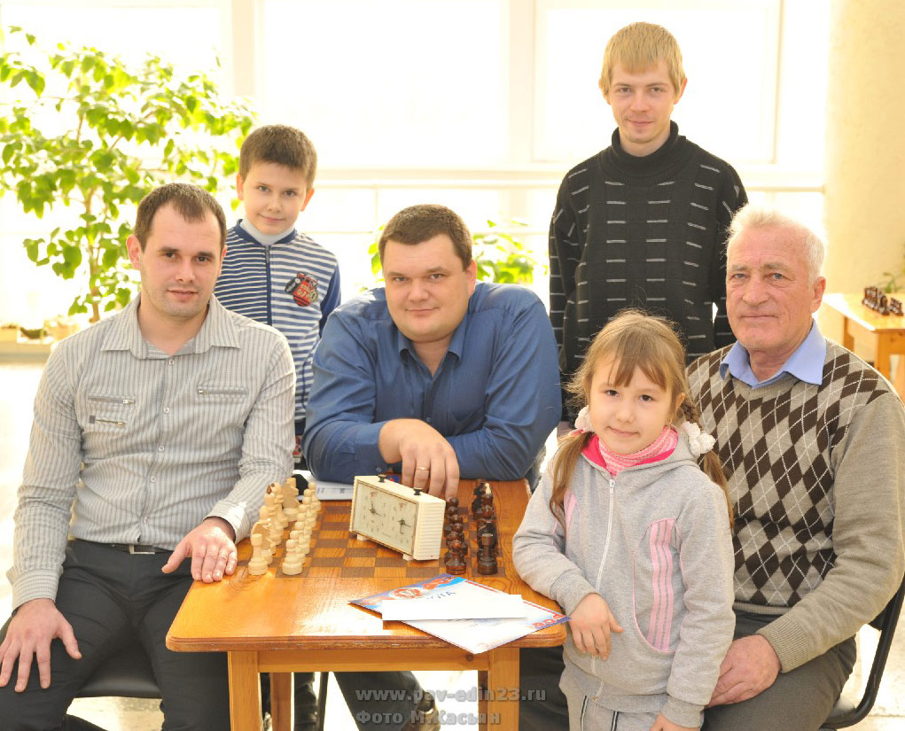 На снимке (слева направо) внизу:   Максим ПОНУЖАЕВ, Аркадий ГУКОВ, Ксения ПАТРУШЕВА (самая молодая участница турнира), Петр ГОЛЕНСКИЙ,  стоят: Кирилл МУХИН, Денис КАШКАХА.