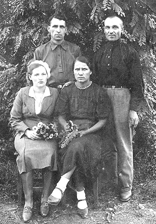 Фото из семейного альбома сделано летом 1941 года, перед уходом на фронт моих родных. Стоят: слева – И.Е. Мачулин, справа – Т.З. Девятко. Сидят: слева – моя мама Мария Тимофеевна, справа – жена дедушки Анастасия Матвеевна