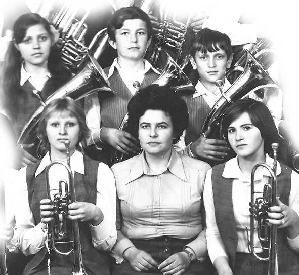 Любовь Захаровна Стельмах с группой юных оркестрантов. Фото конца 70-х годов. 