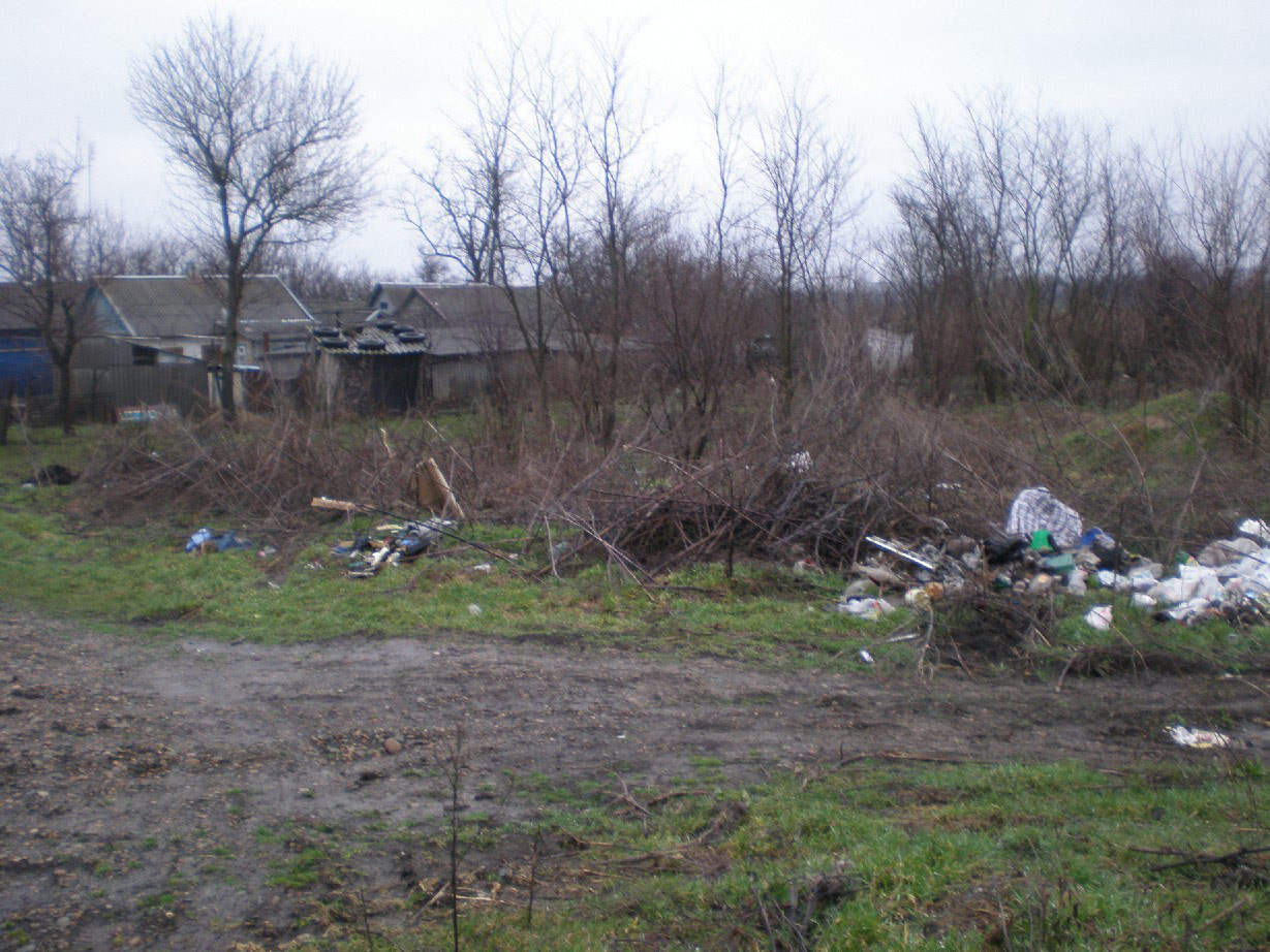 На окраине хутора Шевченко: подворья соседствуют с мусором