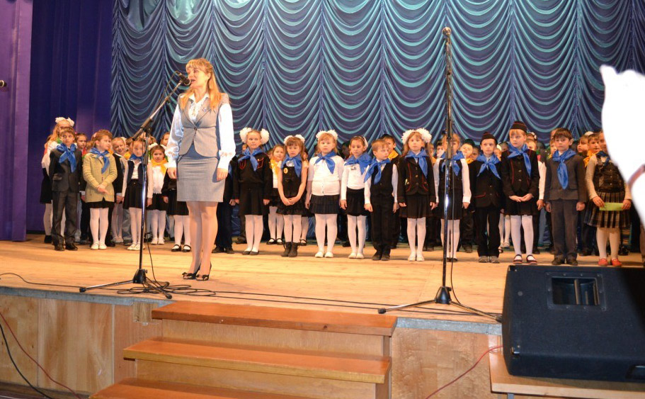Лучший классный руководитель района 2012 года Ирина Тертица поздравляет с первым  успехом  учеников начальной школы. Фото Павловского РИМЦ.