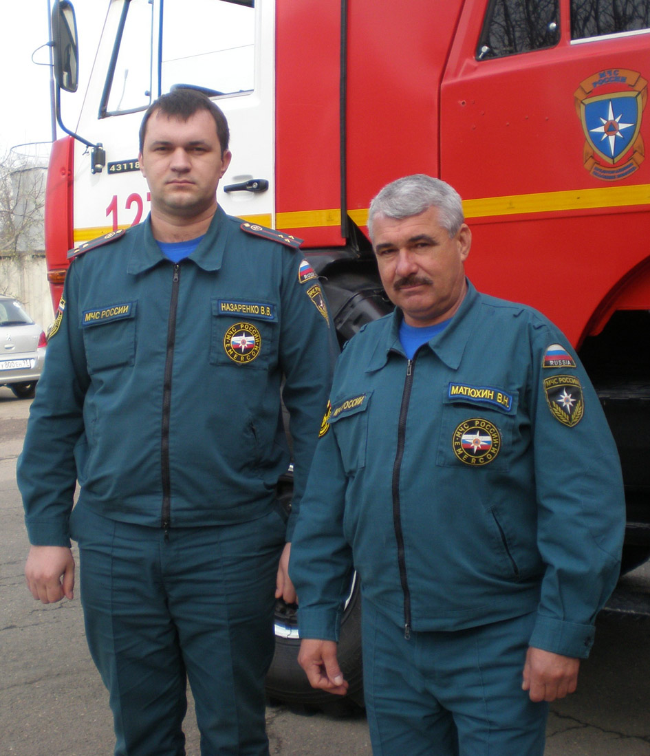 В.В. Назаренко и В.Н. Матюхин возле пожарного "восьмитонника"