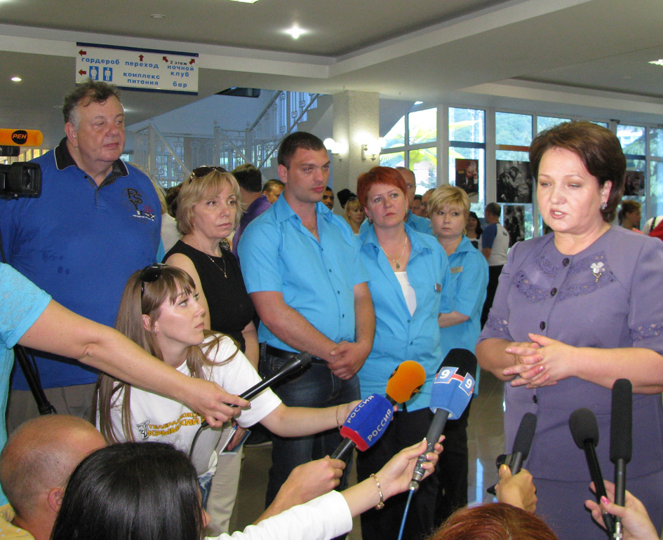 Сразу же после торжественной части вице-губернатор Галина Золина попала в окружение пишущих и снимающих журналистов