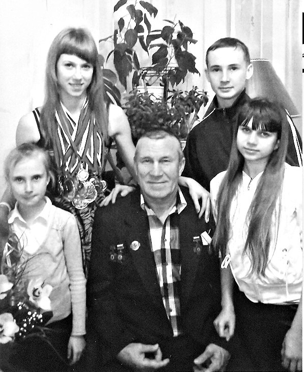С.А. Мартыненко с любимыми внуками Полиной, Маргаритой, Антоном и Викторией