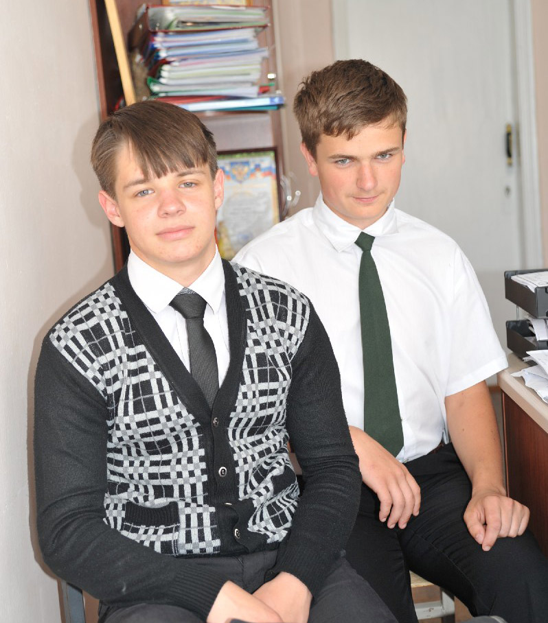 Юные исследователи Дмитрий Джура и Игорь Мосенцев (СШ № 3)