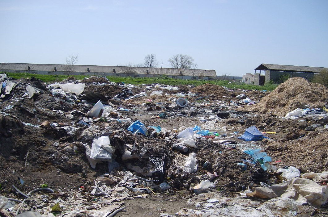 Горы мусора в полях рядом с заброшенной фермой хозяйства "За мир и труд"