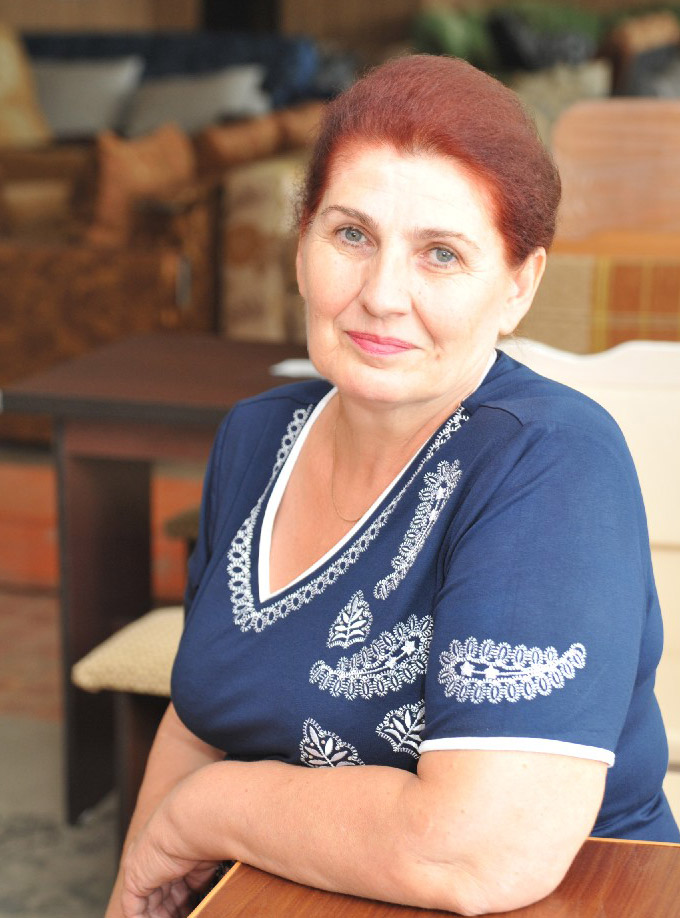 Продавец магазина № 11  Любовь Владимировна Фомина 40 лет работает в всистеме потребкооперации