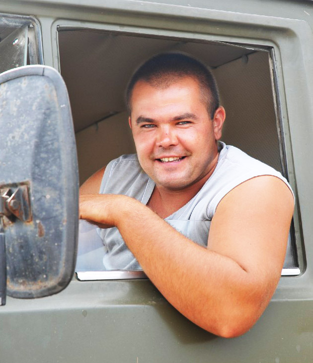 Одним из лучших на завершившейся жатве был  водитель КамАЗа Евгений Александрович РОЖКОВ. С поля на ток он перевез более тысячи тонн зерна
