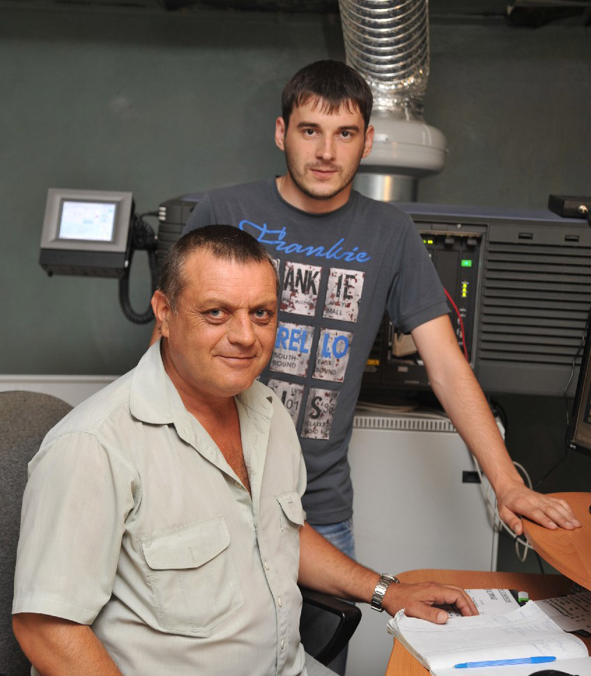Оператор цифрового показа Александр Александрович Живилов (слева) и главный инженер  Дмитрий Викторович Гупало