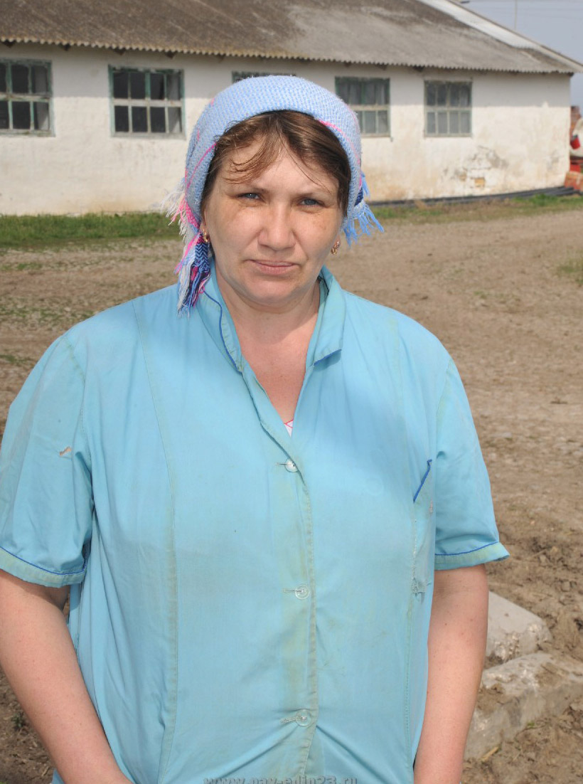 На МТФ ЗАО «Юбилейное» содержат 170 дойных коров. Здесь трудятся пятеро доярок. Лучшие показатели по надою (тонна в день) у Елены Викторовны ОСМАЧКИНОЙ. Она работает на ферме уже 10 лет. Сейчас у нее в группе 45 первотелок