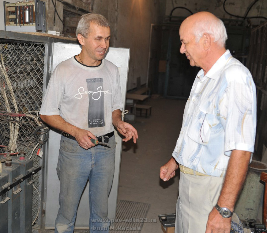 С.В. Сурков и главный инженер Александр Степанович Бакуменко, работающий на предприятии со дня его открытия