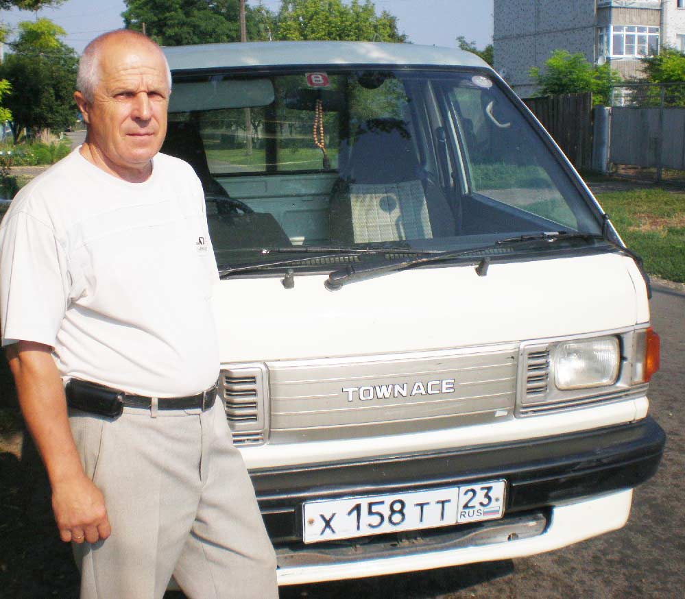 Н.П. Смирнов возле своего праворукого грузовичка