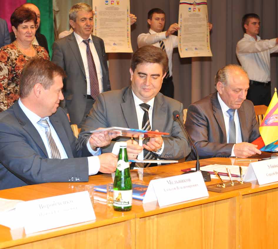 Соглашение о сотрудничестве трех районов подписали главы муниципальных образований (слева направо):  Алексей Мельников, Сергей Убийко и Владимир Ханбеков.