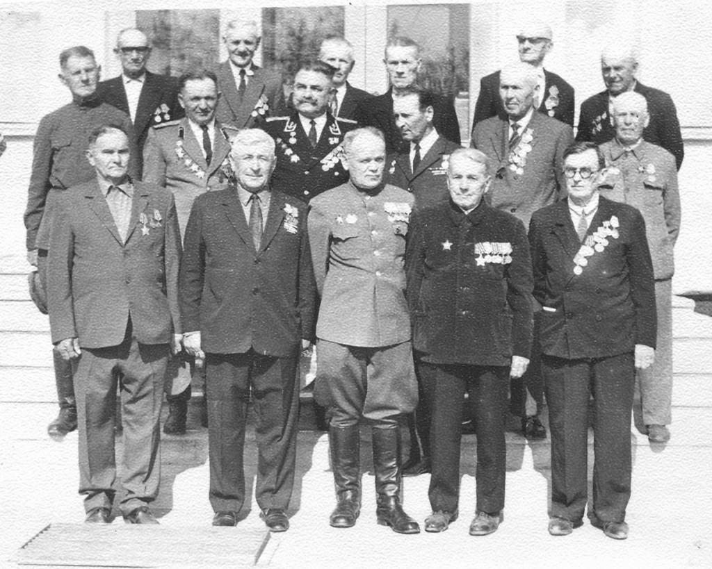 На снимке 70-х годов группа павловских ветеранов на ступеньках райкома партии после очередного награждения. Во тором ряду второй справа В.Г. Христоев, рядом с ним И.П. Кушнарев, Е.Т. Фоменко.