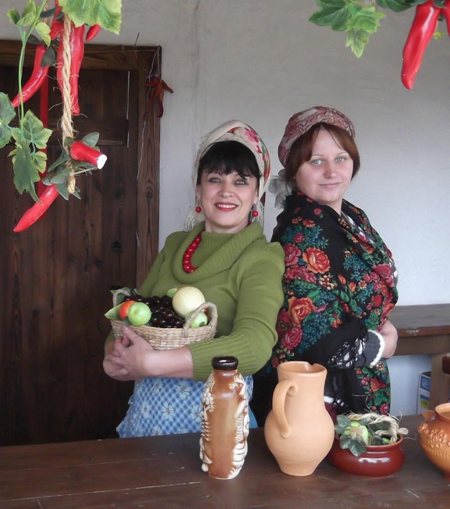 Гостеприимные хозяйки курены "Кашеварня" (слева направо) Елена Ганиева и Яна Павловская.