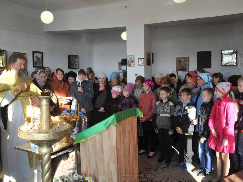 Литургия во вновь открытой православной церкви (молитвенной комнате) в Незамаевской стала для станичников историческим событием. И это не громкие слова.