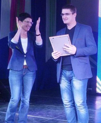 Руководитель департамента молодежной политики Елена Калашник вручила одну из наград молодежному лидеру района Геннадию Стрюку