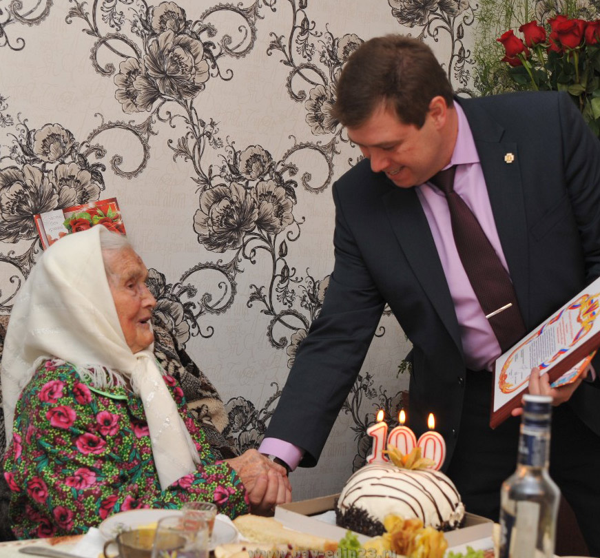 С днём рождения Александру Никитичну поздравил глава района Алексей  Мельников