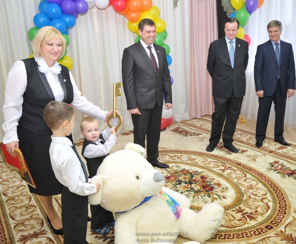 На торжественном открытии детского сада. Слева направо:  Д. Соколовская, А. Мельников, А. Быков и А. Чигирин