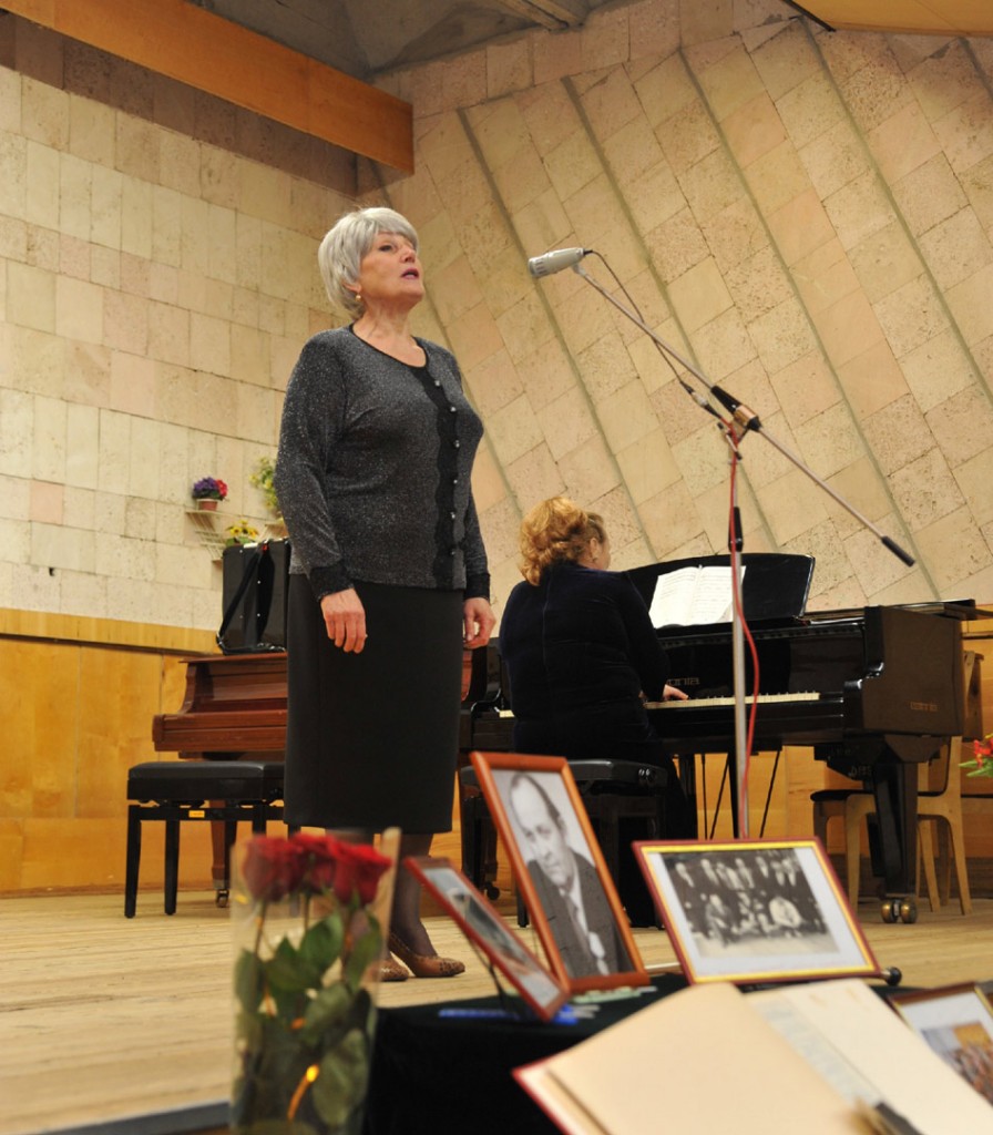 Две песни исполнила преподаватель ПДШИ Вера Елкина. Одна из них называется «О тебе», её композитор написал специально для павловчан.