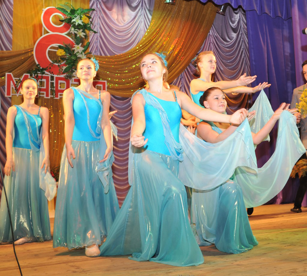 Танцуют взрослые участницы образцового хореографического ансамбля «Улыбка»