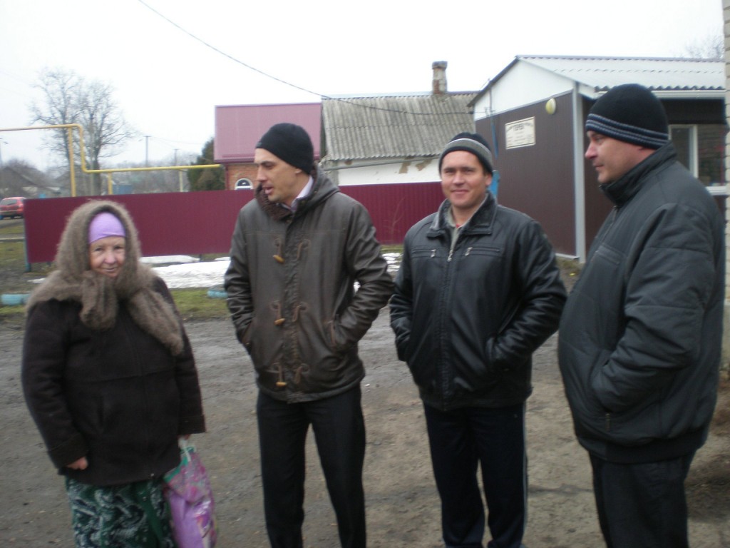 В.А. ЖУК (второй слева) – на встрече с жителями Набережного