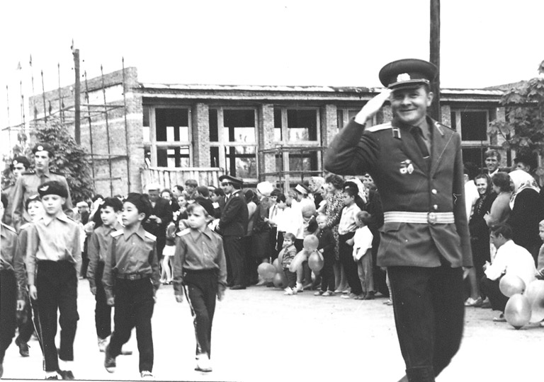Фото В. Кузьменко из архива Павловского историко-краеведческого музея, примерно 1972-73 гг. Колонну учеников возглавляет В. Белодедов. На заднем плане строящееся здание РДК.