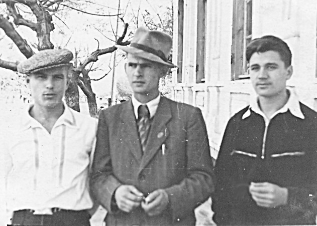 П. СЛЮСАРЕВ (в центре) с участниками художественной  самодеятельности станицы Павловской А. ЛЕВЧЕНКО  (слева),  Н. ПОДДУБСКИМ. Примерно 1955 год.