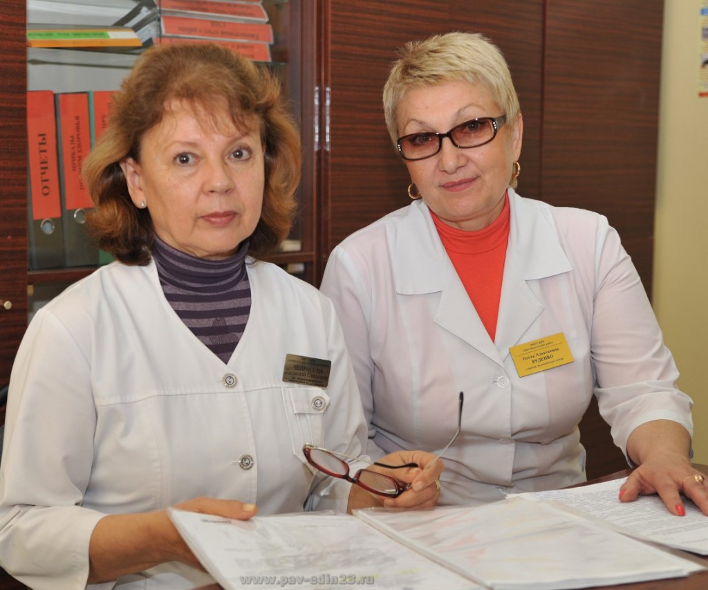 Слева направо: Л. ЧЕПРАСОВА, заведующая отделением медицинской профилактики, и О. РУДЕНКО, старшая медицинская сестра этого отделения