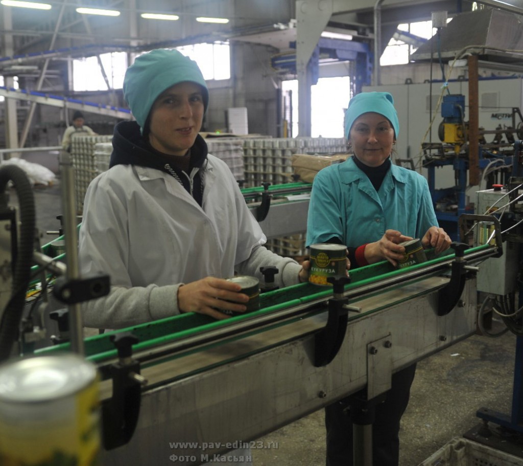 На линии сладкой кукурузы работают рядом ученица Кристина Николаевна КУДЕЛИНА и её наставник   Зинаида Павловна КОРНИШКОВА