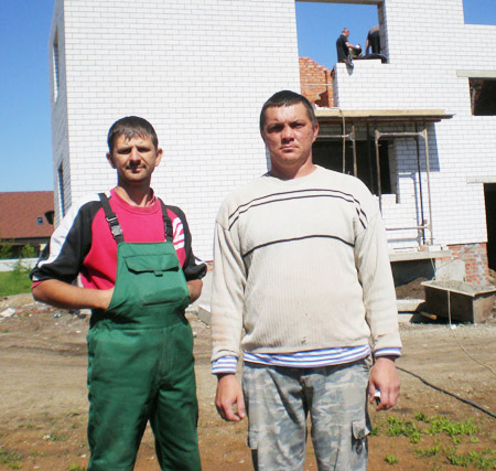 Строители Р.М. Гришин (слева) и А.Т. Дворяткин возводят дом для детей-сирот