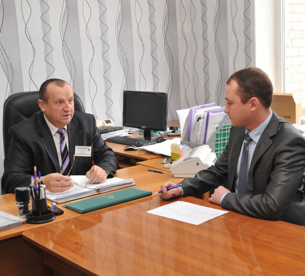 Директор ПУ-56 В.И. Подсекин обсуждает с заместителем по учебной-производственной работе А.В. Зубко текущие вопросы.