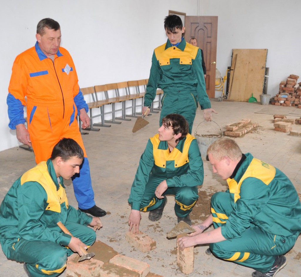 Занятии в строительной лаборатории проводит мастер В.И. Медведев