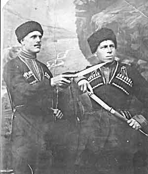 1925-30-е годы. Пантелей Галактио-нович ЧЕРЕДНИЧЕНКО (слева)