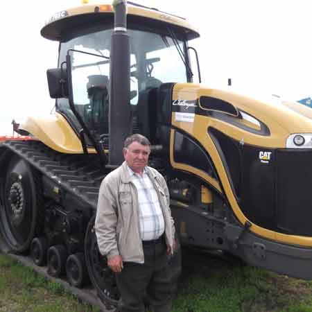 Председатель хозяйства Владимир ГУЛЯЙ возле недавно приобретённого трактора «Челленджер»