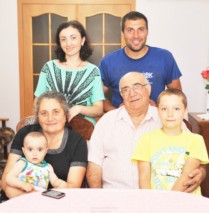 Семён Георгиевич и Соня Ивановна с младшим сыном   Иваном,                 невесткой Элиной, внуками Соней и Никитой