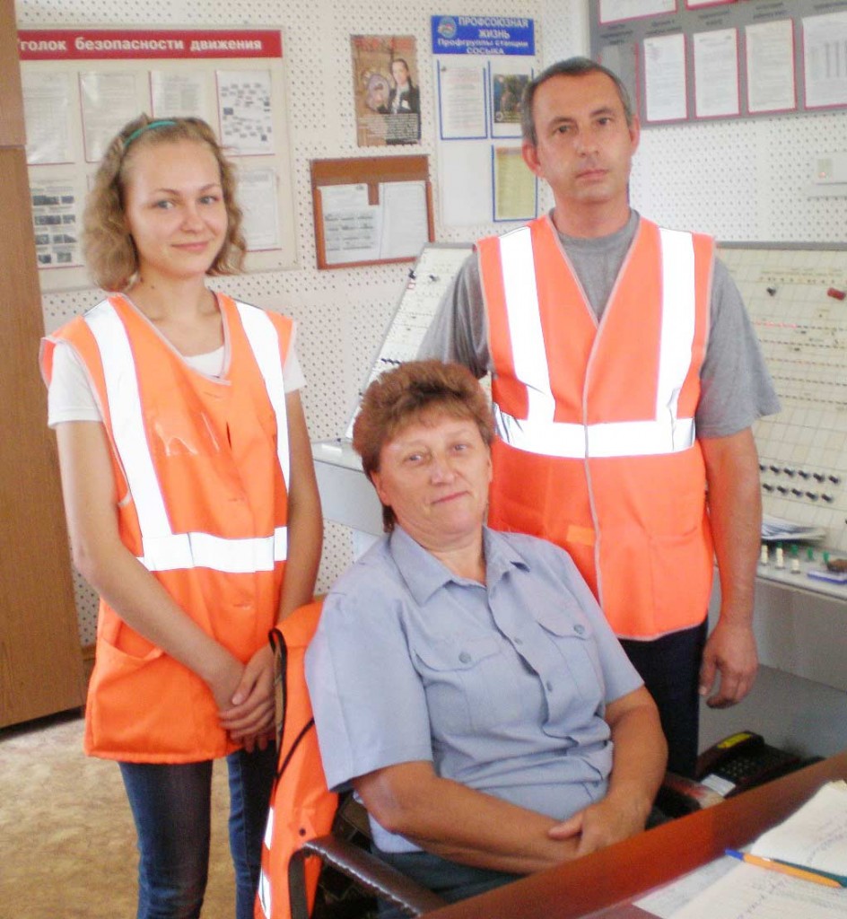 Слева направо: Е. ГУБАРЬ, Е.Е. БЕСПАЛАЯ и Д.Л. БЕГУН – в помещении дежурной по станции