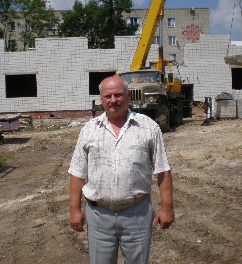 Григорий Григорьевич ПОНОМАРеВ –   у строящегося 15-квартирного дома
